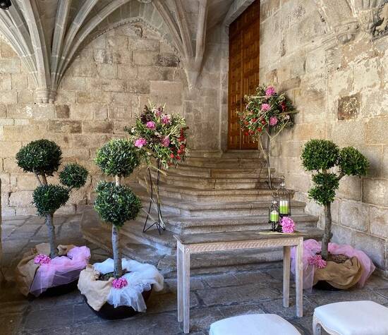 Floristería Drácena -Decoración floral de la iglesia o el lugar de la ceremonia