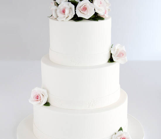 Tarta de boda con rosas de azúcar