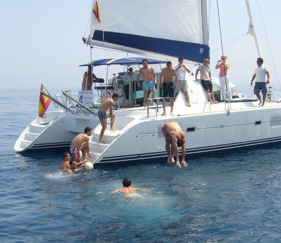 Grupode amigos divirtiendose en una despedida de solteros en Ibiza.