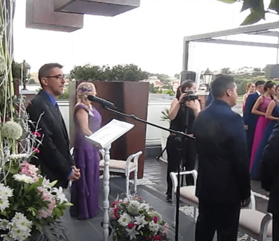 Marcos Félix maestro de ceremonias/oficiante en ceremonia boda personalizada emotiva y divertida de Brenda e Iván en Maqueda (Toledo)