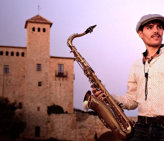 Saxofonista en Castell de Tamarit.