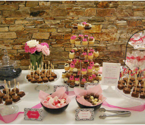 Mesa de dulces en tonos negro/blanco/fucsia, con cupcakes, brownies, cookies, chuches... en finca Casa Grande La Solera, Sada, A Coruña