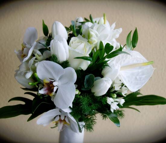 Ramo de novia variado. Con orquideas, tulipanes y anthuriuns en tonos blancos.
