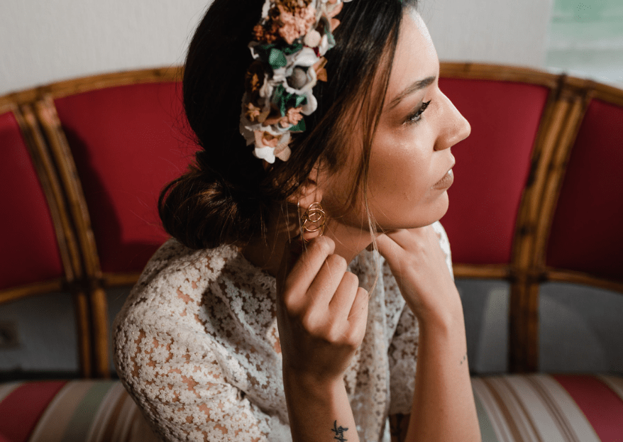 Corona de flores: guía de estilo y su uso como invitada de boda