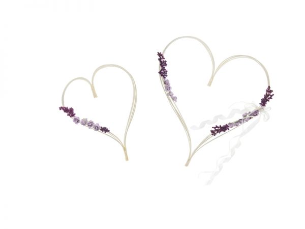 Decoración Coche Boda Corazones de Ratán con Ramilletes de Flores Violetas para Decoración de Bodas de Boda