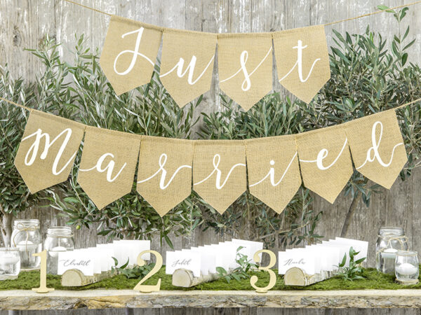 Decoración de Boda Banderines de Rafia para Boda Color Marrón con Letras Blancas: "Just Married"