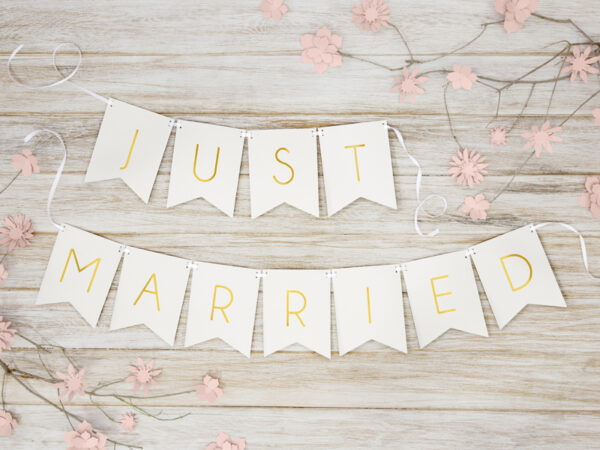 Decoración de Boda Banderines para Boda Color Blanco con Letras Doradas: "Just Married"