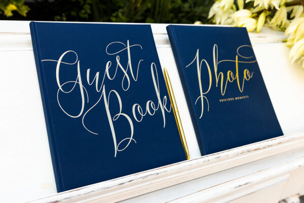 Decoración de Bodas Libro de Firmas Color Azul Marino y Letras Doradas "Guest Book"